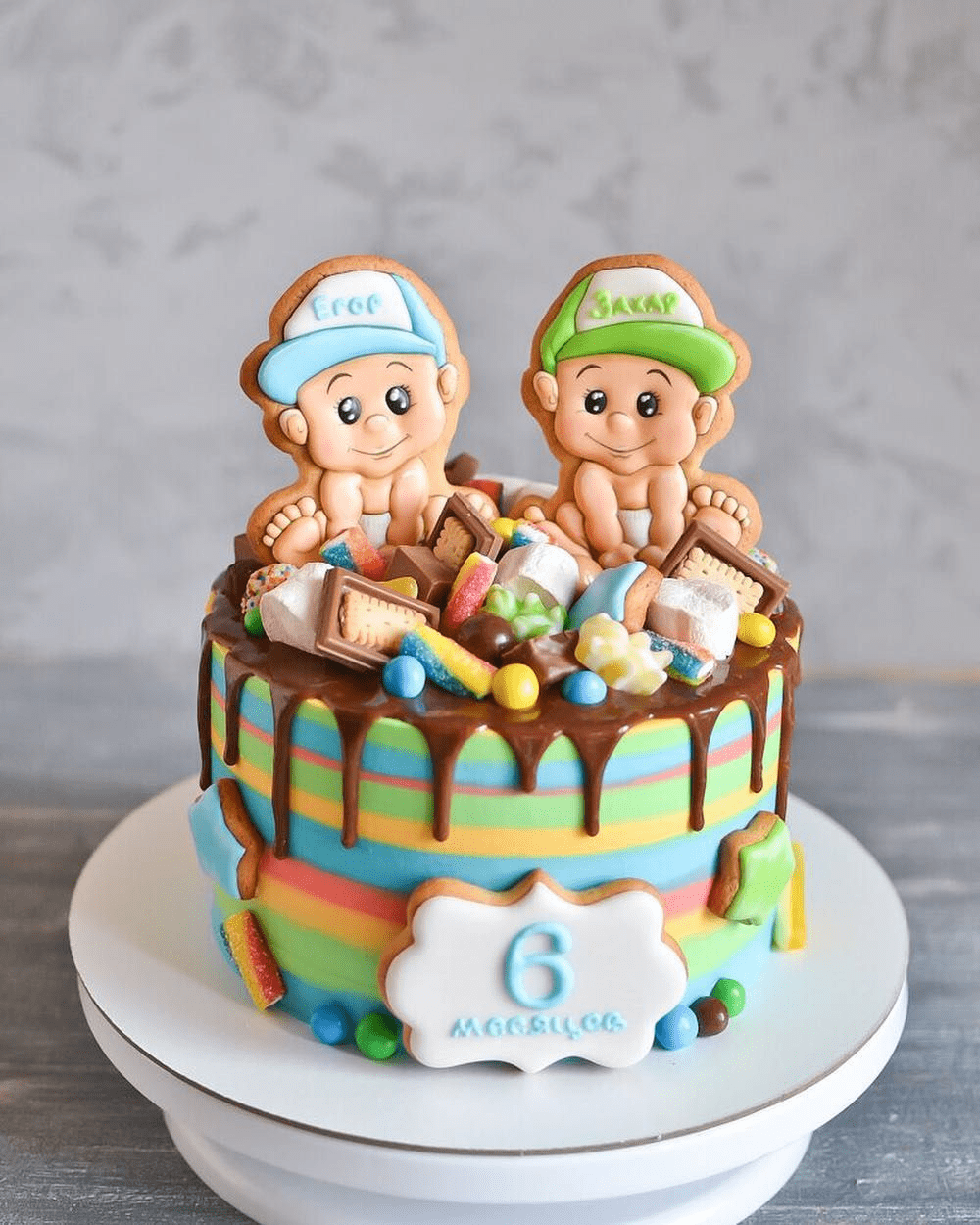 Торт двум мальчикам. Торт для двойни. Детские торты для двойняшек. Торт с пряниками. Торт для близнецов мальчиков.