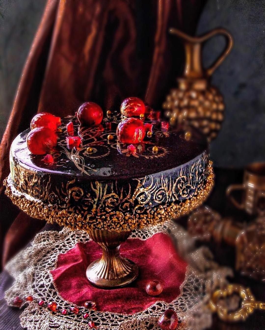 Красивой.свадебный торт.с короной