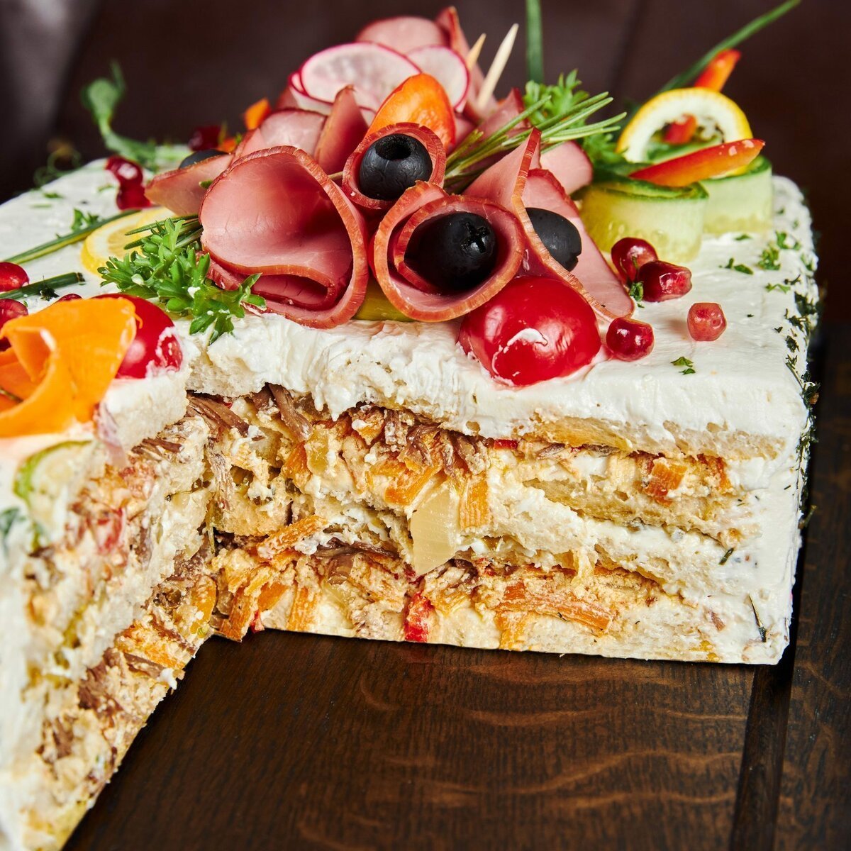 Украсить мясной торт