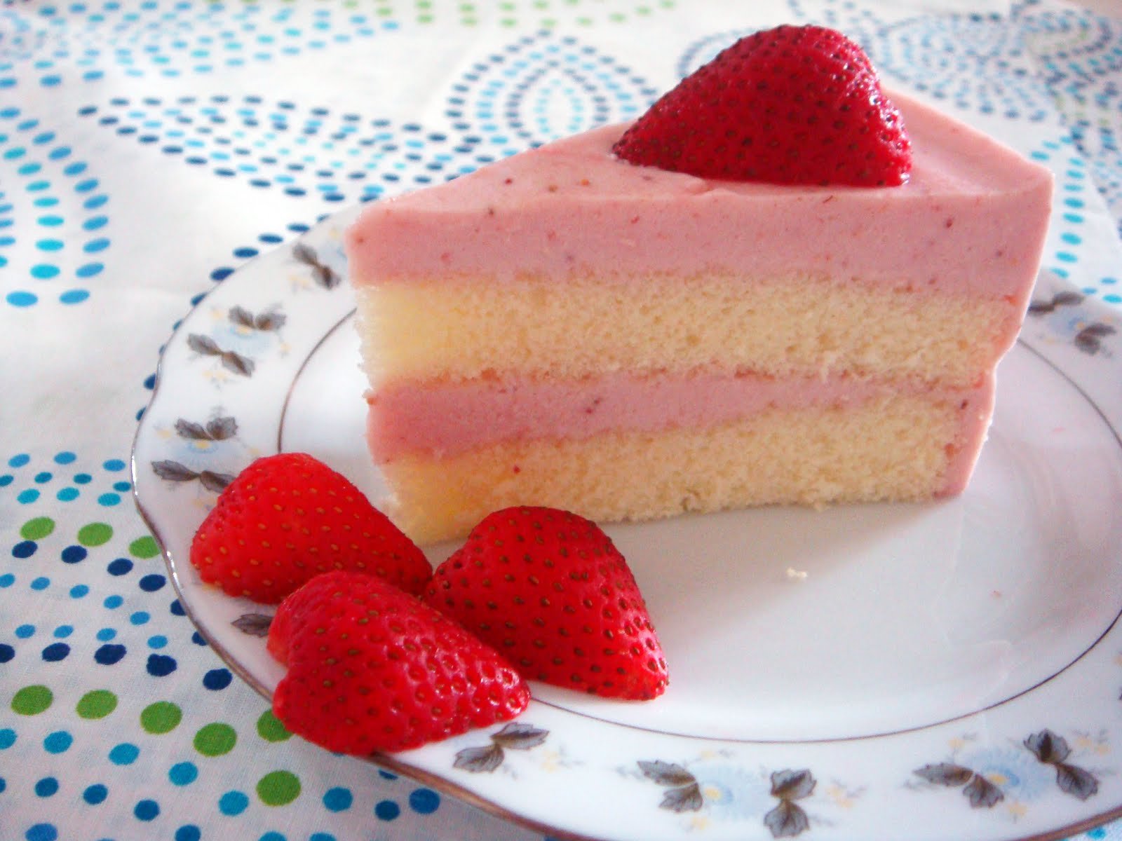 Конфи для торта рецепт с крахмалом. Strawberry Mousse Cake. Торт с клубничным муссом. Конфи из клубники для торта. Клубничное суфле для торта.