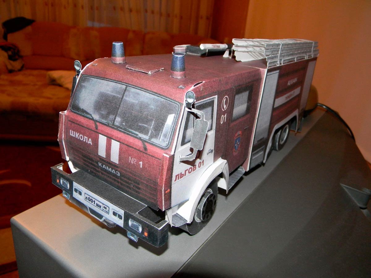 КАМАЗ 5320 из картона