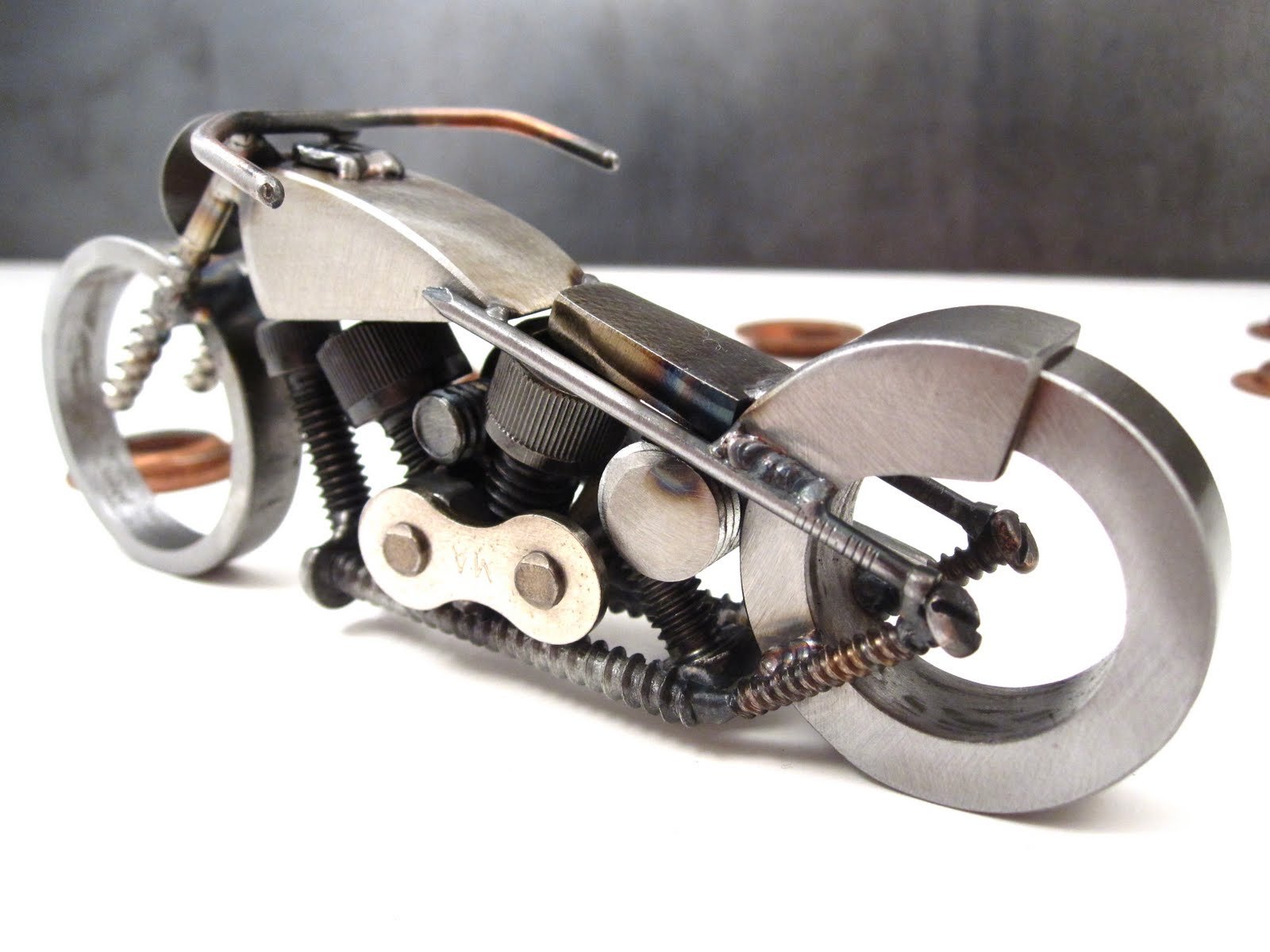 Сделай байк. Мотоцикл из металлолома. Самодельные модели мотоциклов. Сувениры из металла. Мотоцикл из шестеренок.