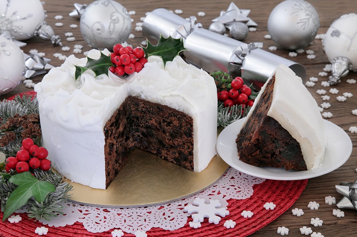 Огромный торт со свечками