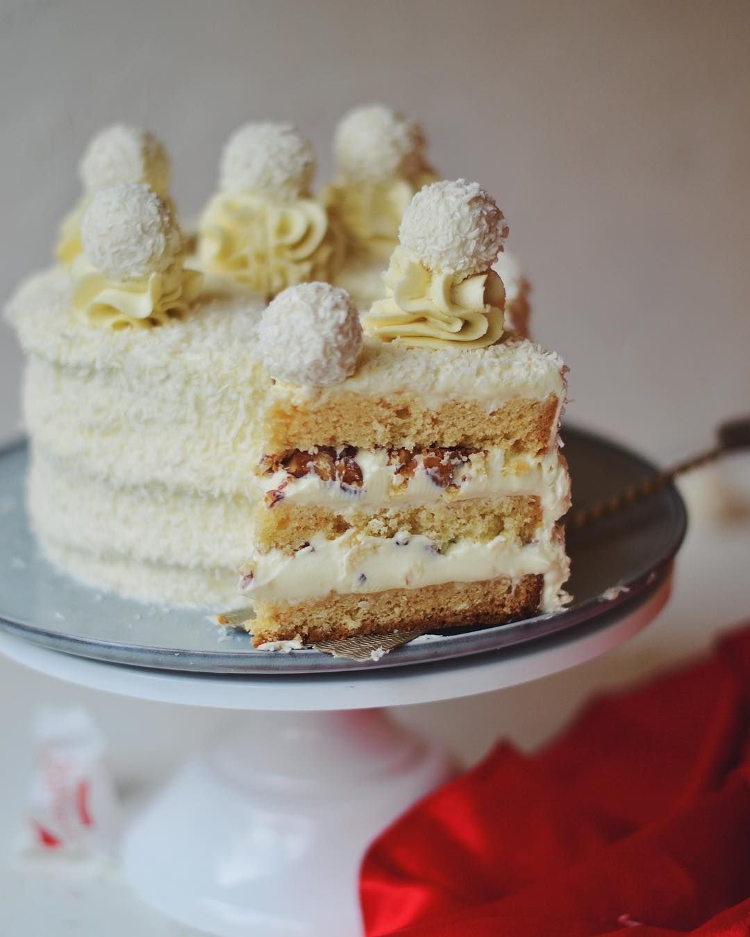Торт с рафаэлками