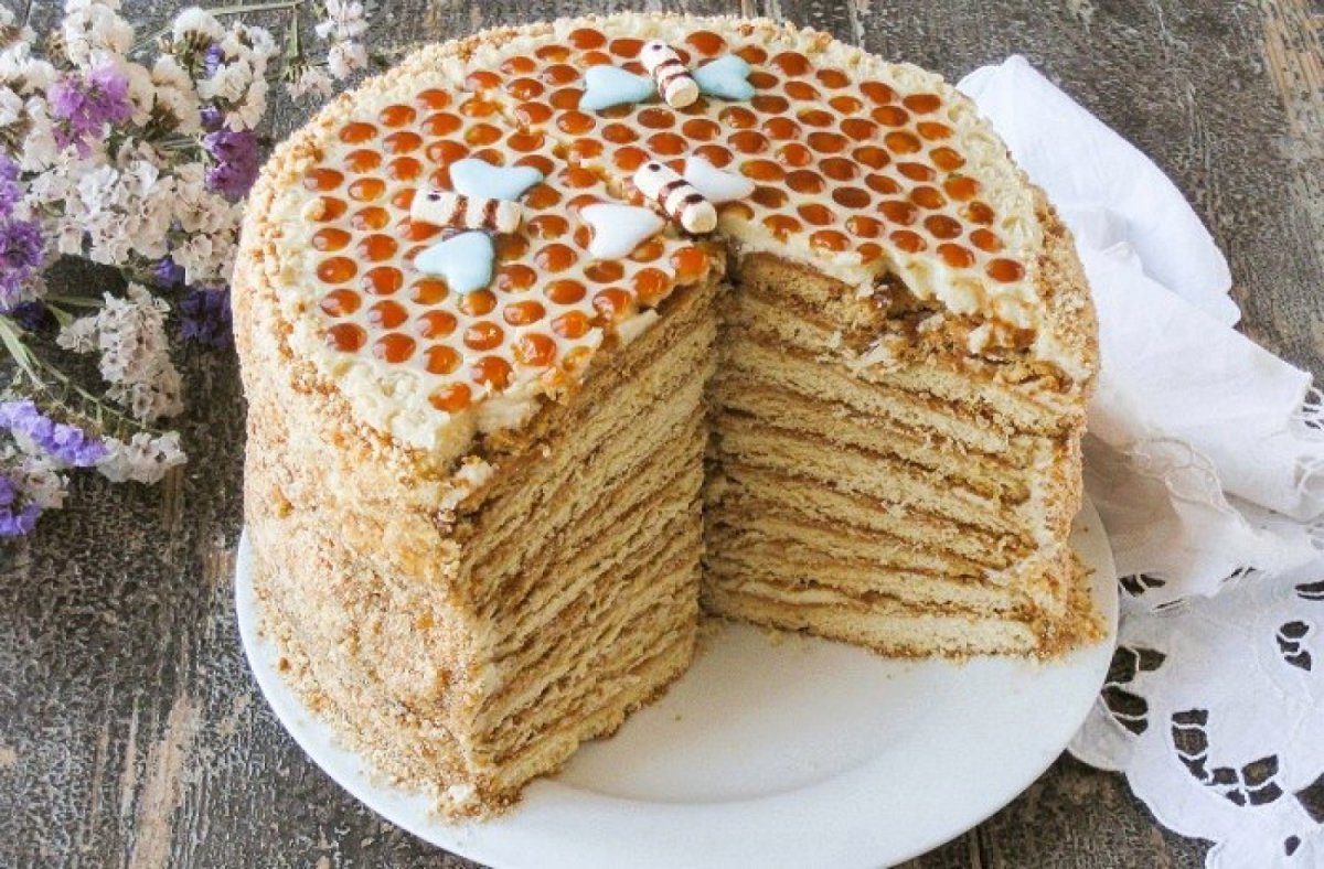 Торт медовик с пчелками