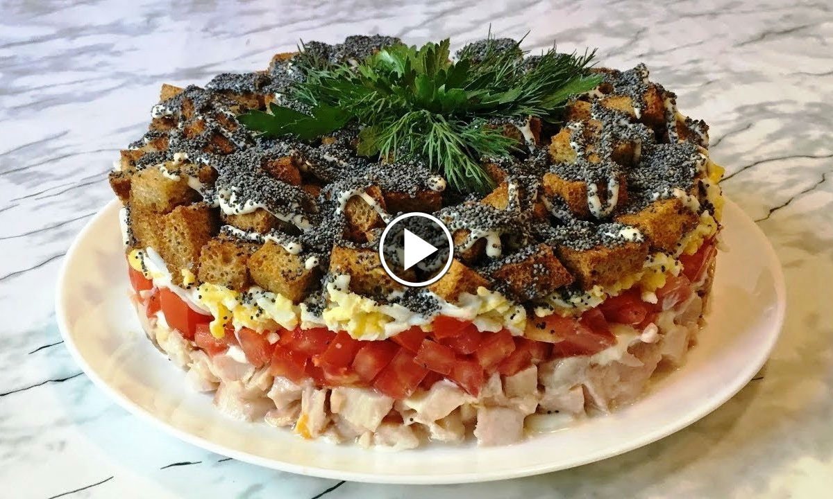Украшение торта конфетами и шоколадками и печеньем