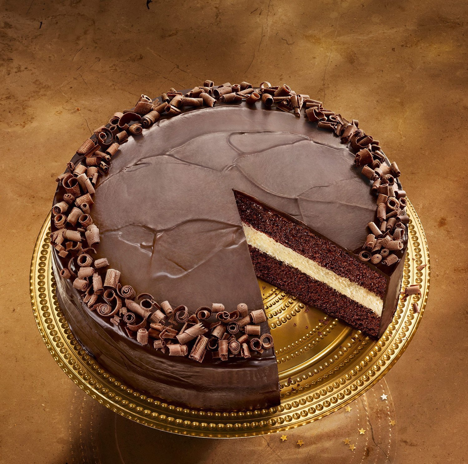 Рецепты торт с золотом. Украшение торта. Торт с шоколадным декором. Украшение шоколадного торта. Декор торта для мужчины.