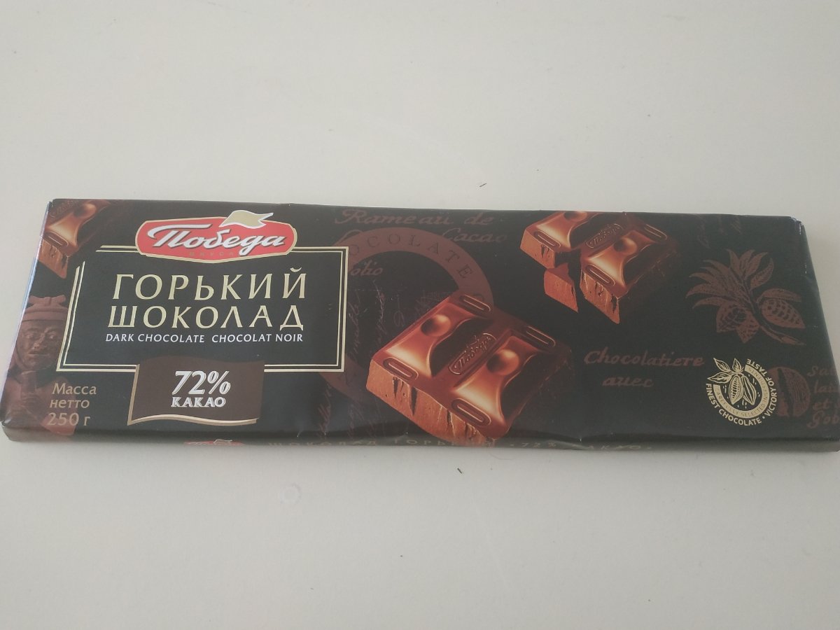 Кусочки шоколада сверху