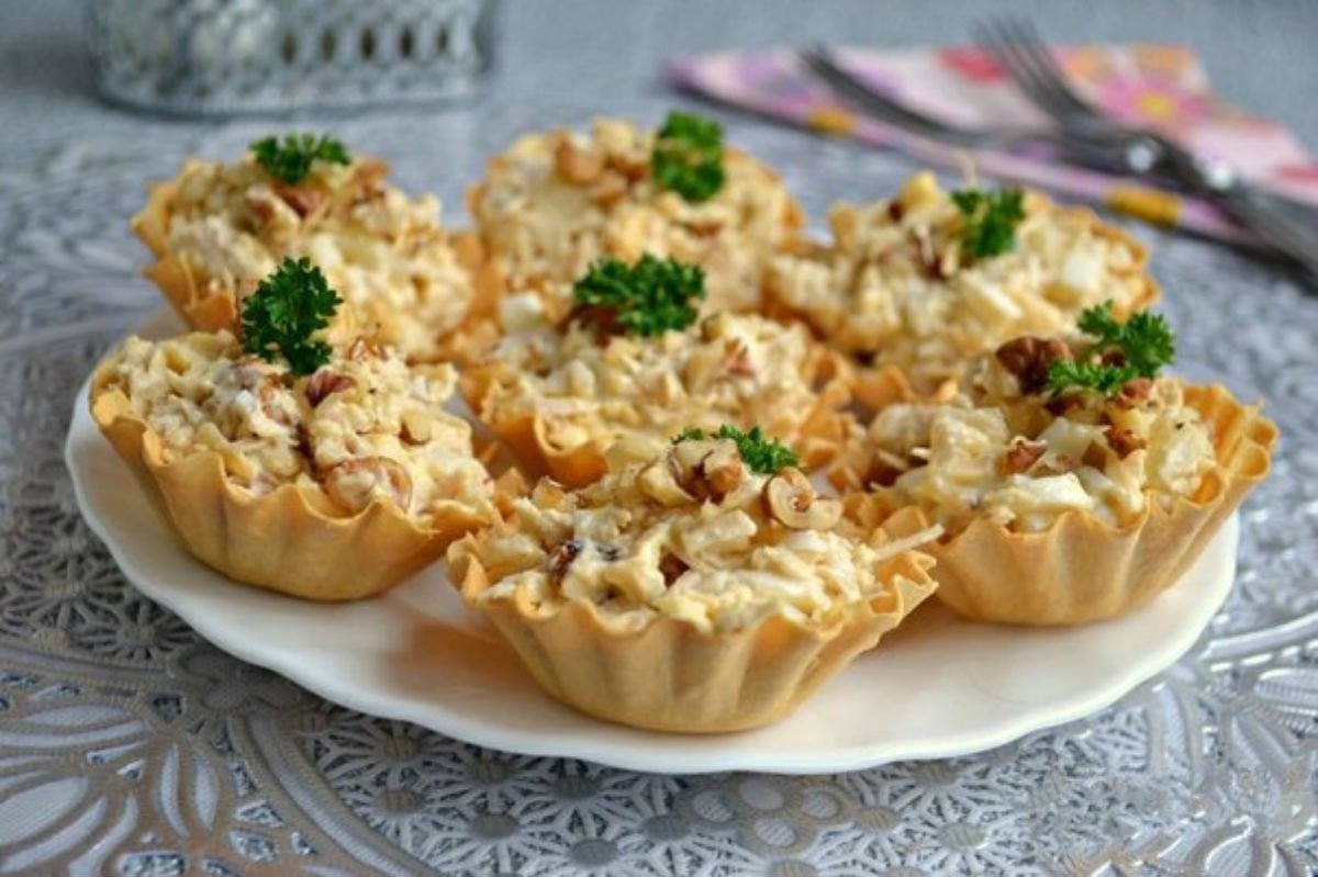 Закусочный блинный торт с красной рыбой