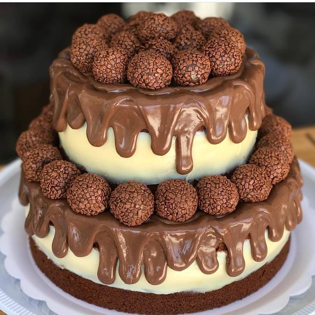 Шоколадный торт с клубникой