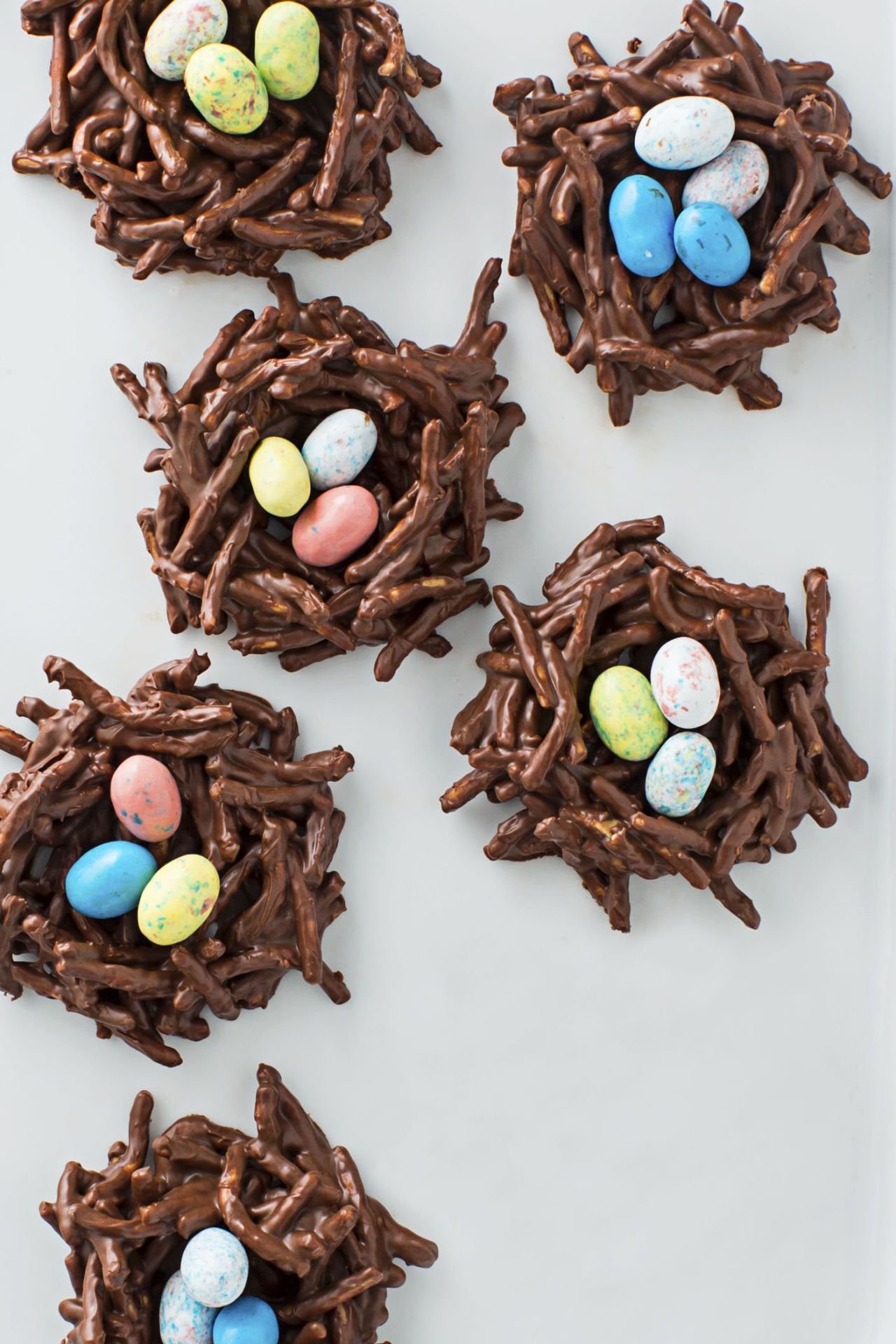 Гнездо из шоколада. Шоколадное гнездо. Пасхальные гнезда из шоколада. Гнездо из шоколада на кулич.