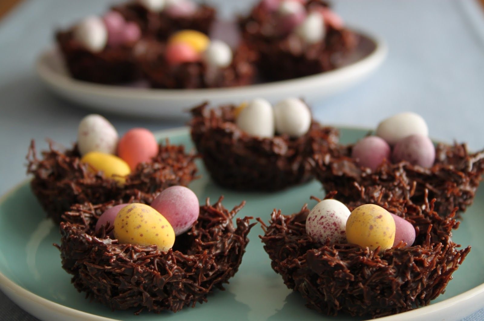 Гнездо из шоколада. Шоколадные гнезда на Пасху. Гнезда на Пасху из шоколада. Шоколадное гнездо пасхальное.