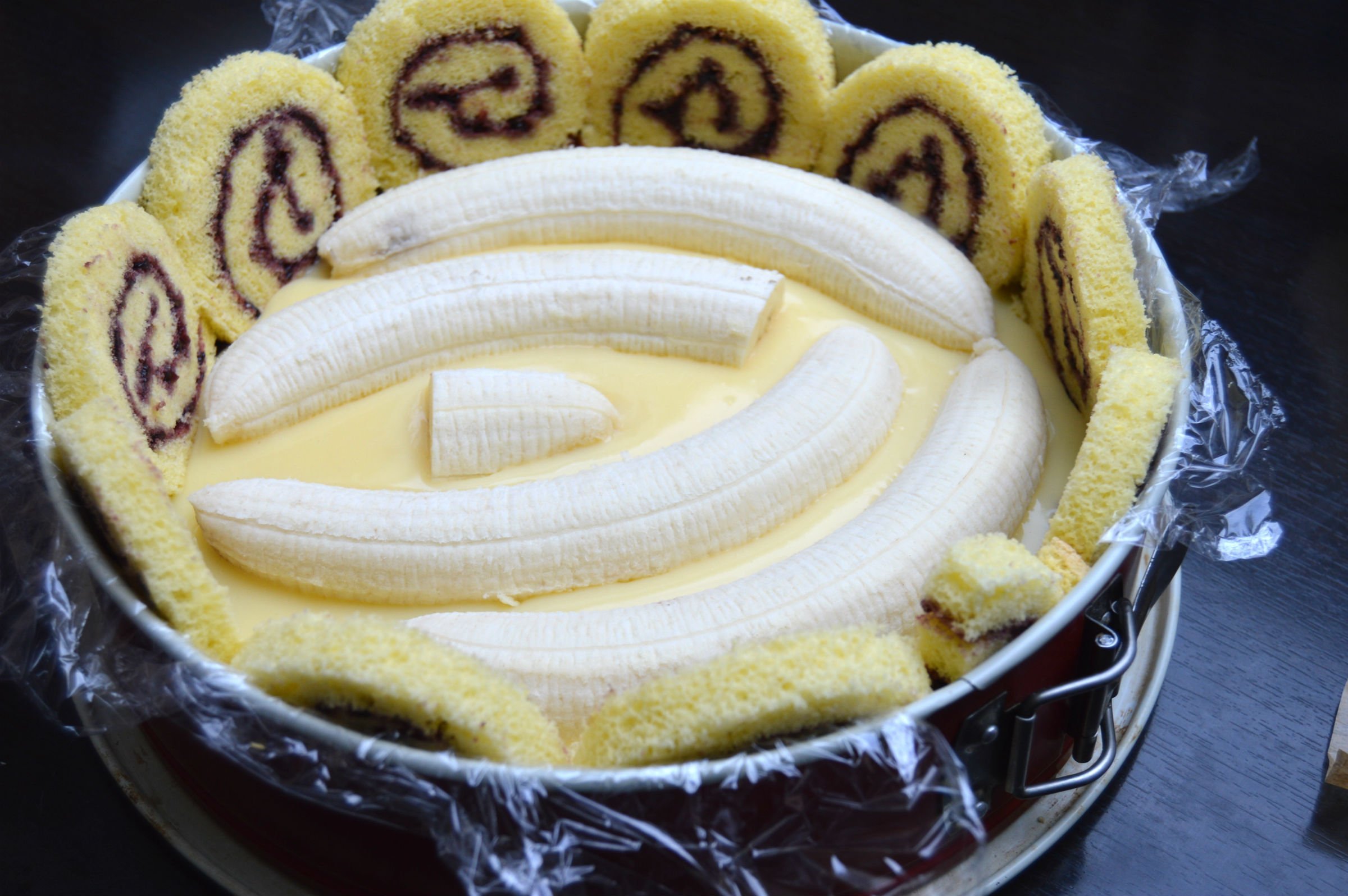 Банан творог рулет. Украшение бананового торта. Украшение торта бананом. Торт из рулетов. Тортик с бананом.