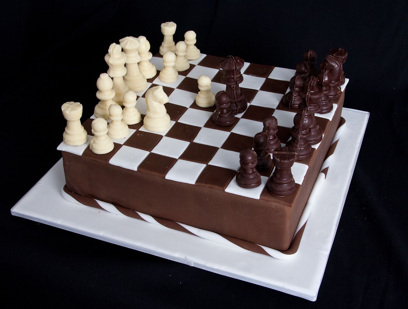 Шахматные фигурки из шоколада