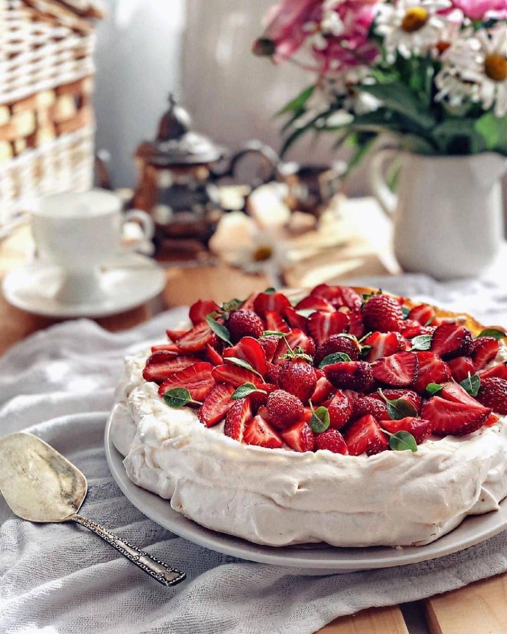 Кофе и тирамису с клубникой
