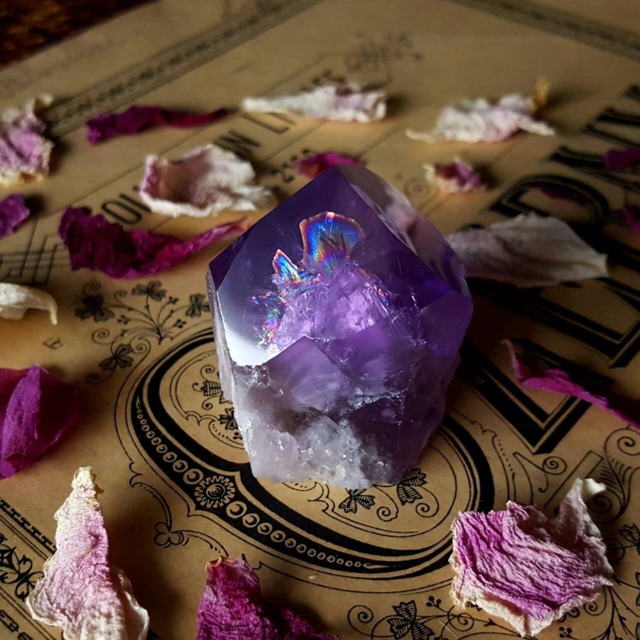 Загадочные вещи. Кайбер Кристалл фиолетовый. Магические камни. Магические Кристаллы. Волшебный камень.