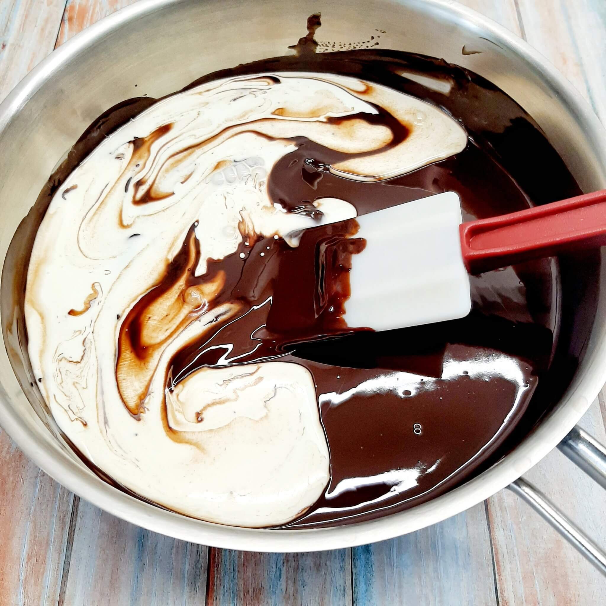 Глазурь из сливочного масла. Глазурь из какао. Обливка шоколадом. Шоколадная глазурь из шоколада. Шоколад для торта из какао.
