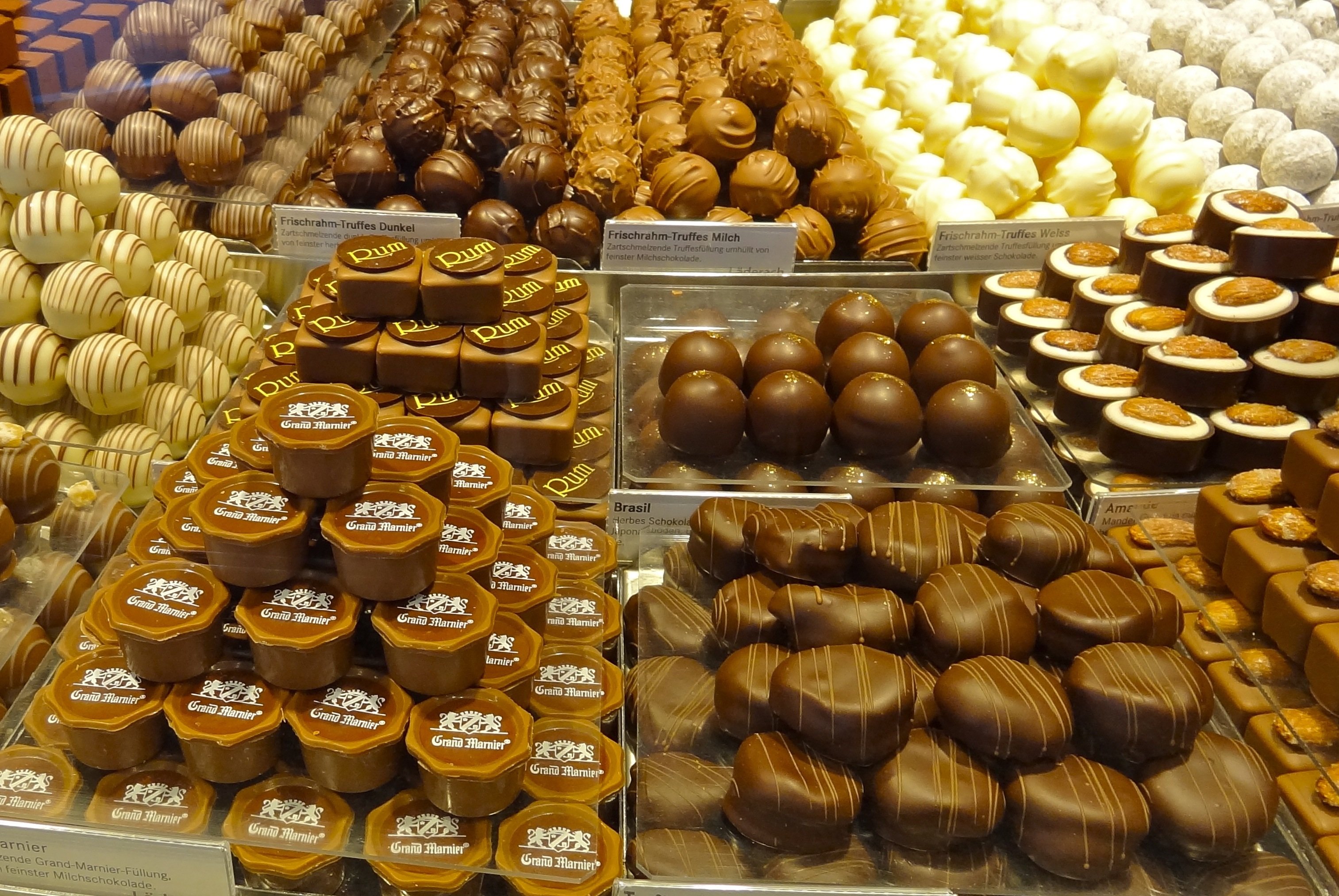 Шоколадный ассортимент. Шоколадная фабрика в Швейцарии. Кондитерские изделия. Кондитерские изделия ассортимент. Кондитерские изделия шоколад.