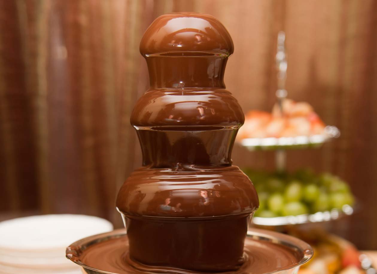 Купить шоколад для шоколадного фонтана. Шоколадный фонтан Тефаль. Шоколадный фонтан-фондю. Шоколадный фонтан десерт. Фонтан из шоколада.