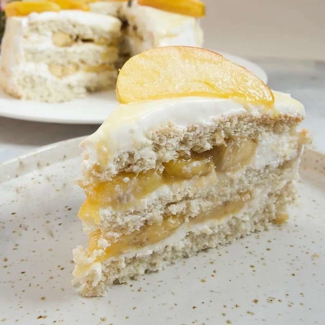 Морковный торт с карамелью и орехами