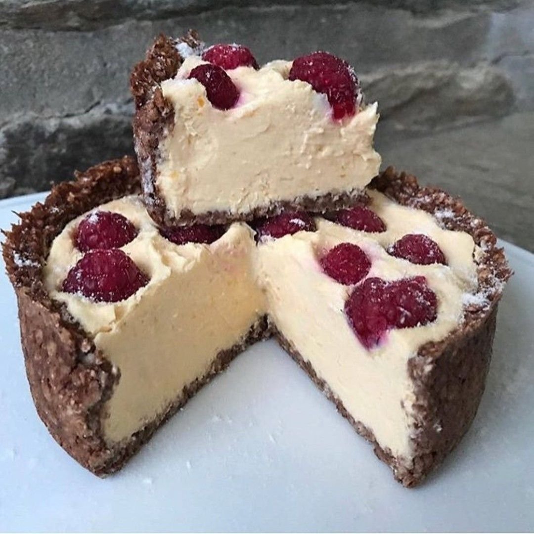 Капкейки украшенные клубникой