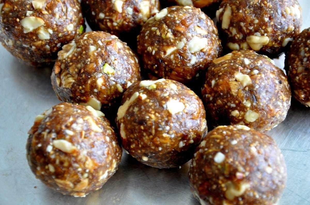 Финиковые конфеты с кокосовой стружкой