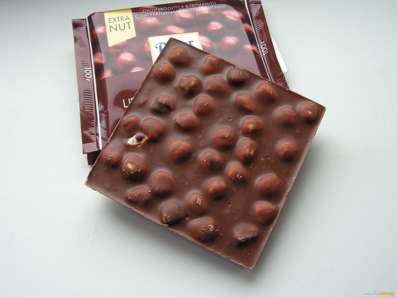 Качественный шоколад в россии. Шоколад с орехами. Шоколад с цельным орехом. Шоколадка с орешками. Шоколадная плитка с фундуком.