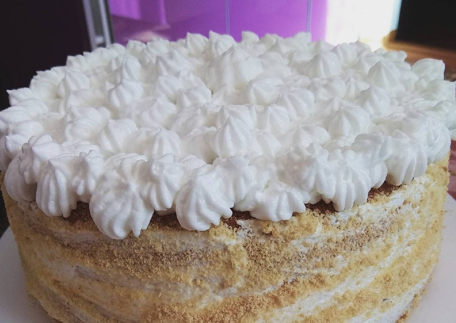 Торт бисквитный без крема. Торт безе рурайам. Украшение торта взбитыми белками. Тортик с белковым кремом. Торт украшенный взбитыми белками.