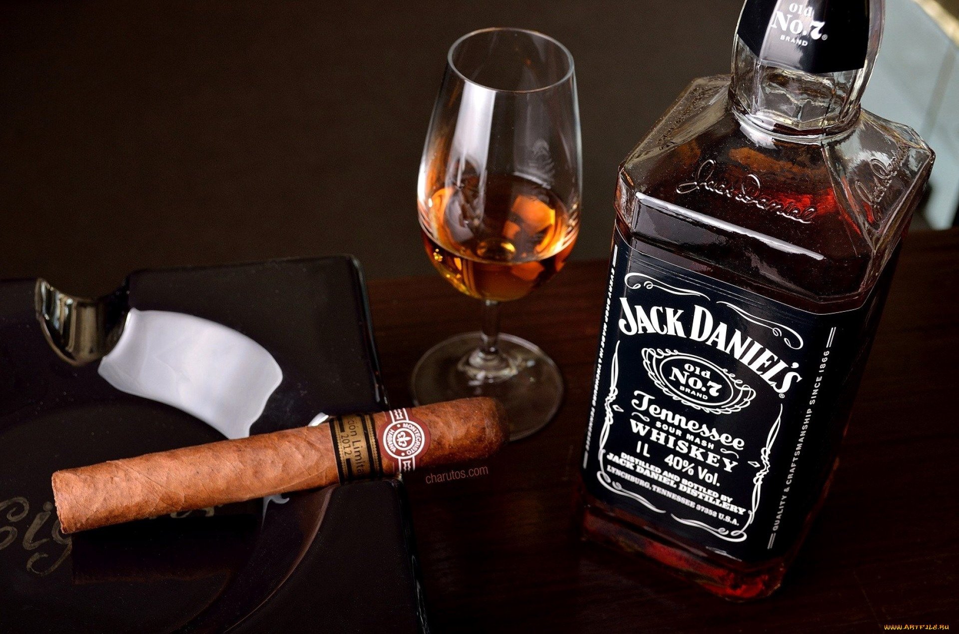 Бутылка с днем рождения мужчине. Виски Джек Дэниэлс и сигара. С днем рождения виски Джек Дэниэлс. Воски джэкдэнелс и Сегары. Коньяк Джек Дэниэлс.