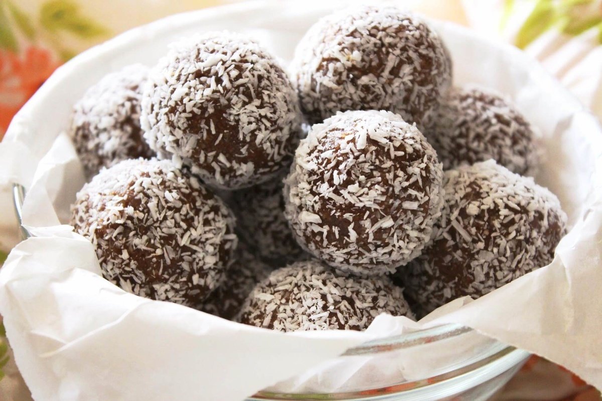 Финиковые конфеты с кокосовой стружкой