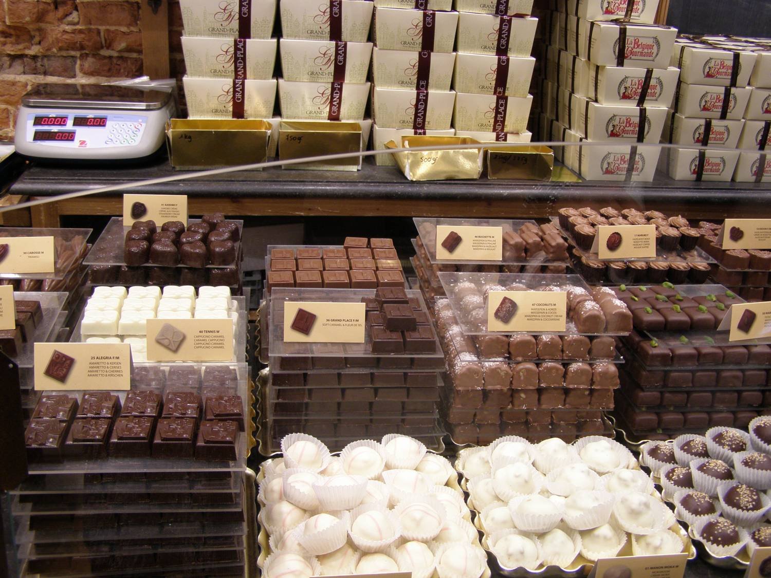 Склад сладостей. Ассортимент шоколада. Магазин шоколада. Склад шоколада. Шоколадный магазин.