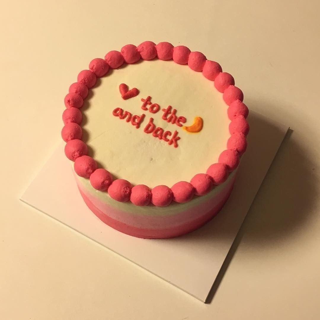 Happy Birthday на торте кремом