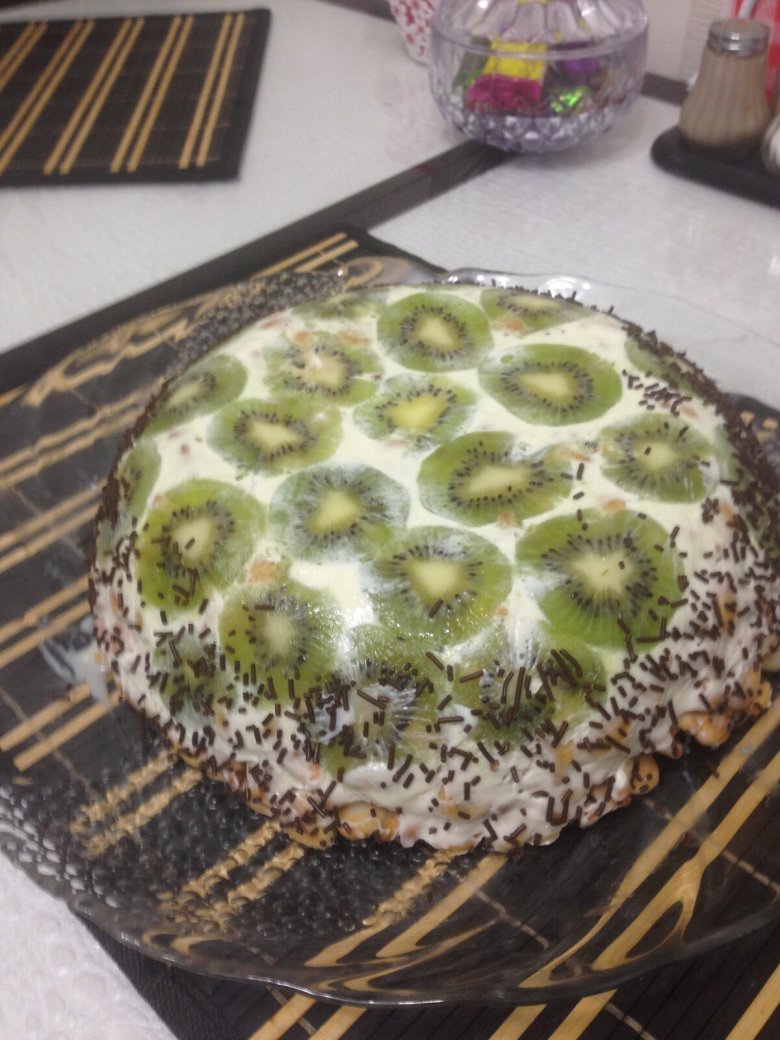 Салат с крекерами и рыбными консервами