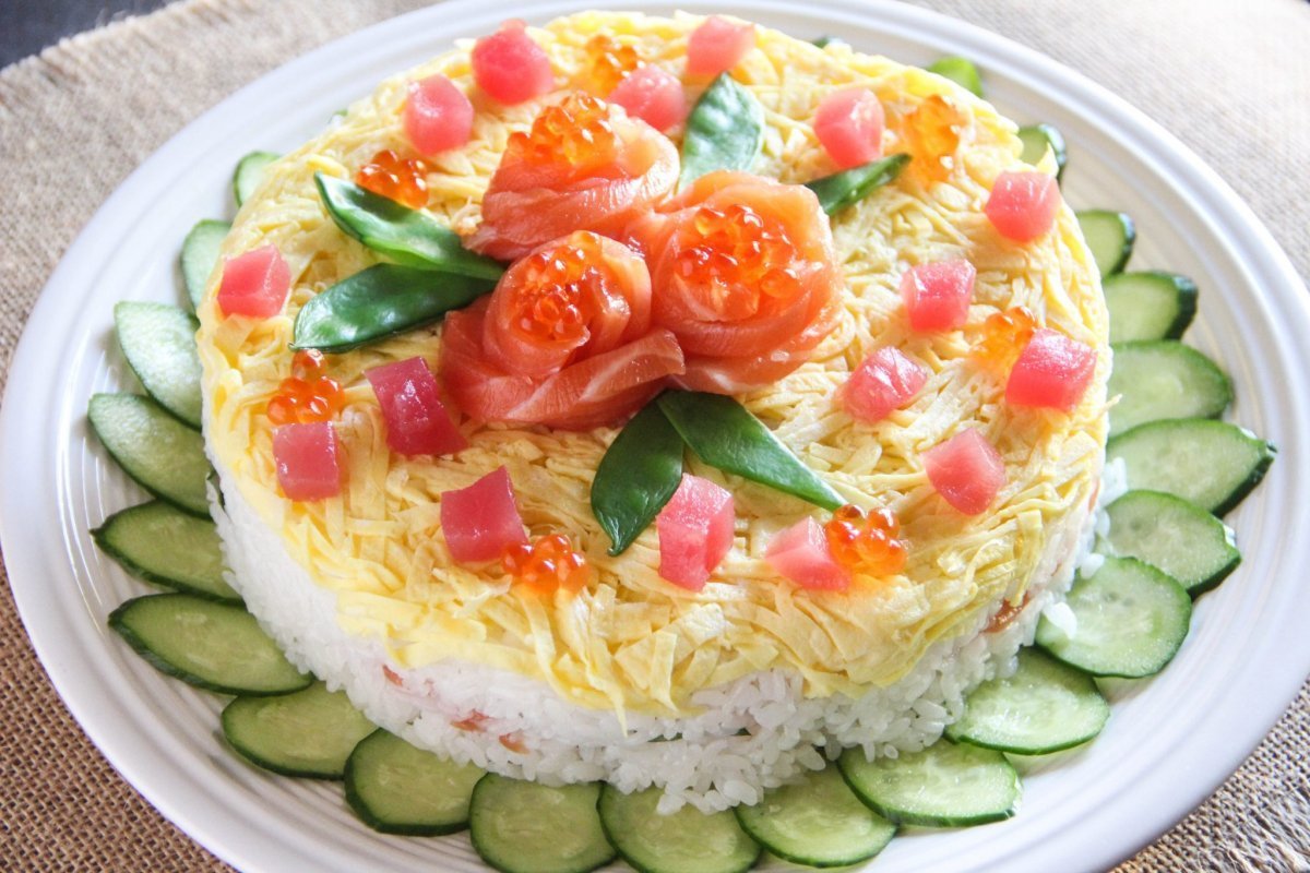 Салат с черносливом и курицей и грецкими орехами и огурцом