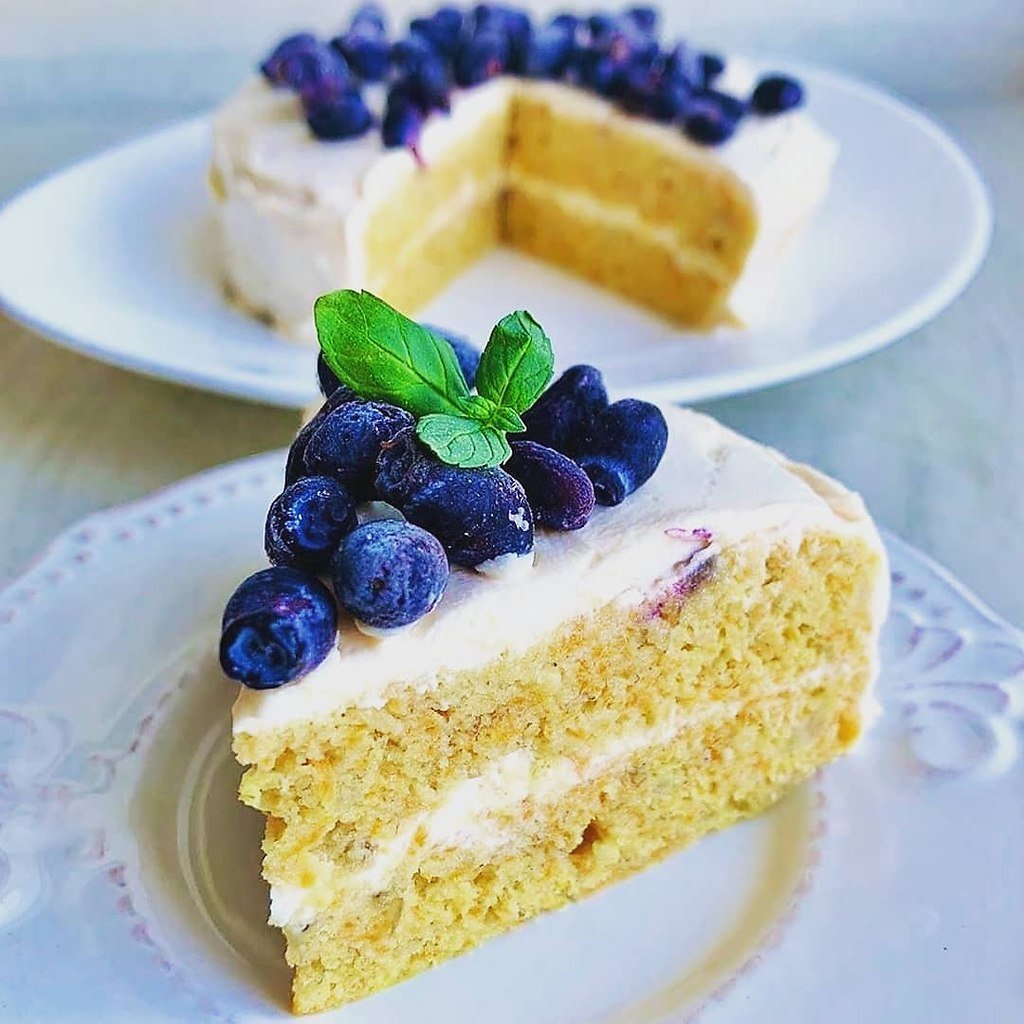 Морковный торт с вишней и карамелью