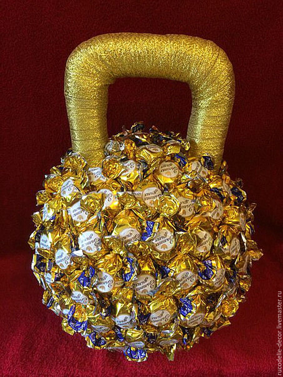 Сладкая восьмерка из конфет