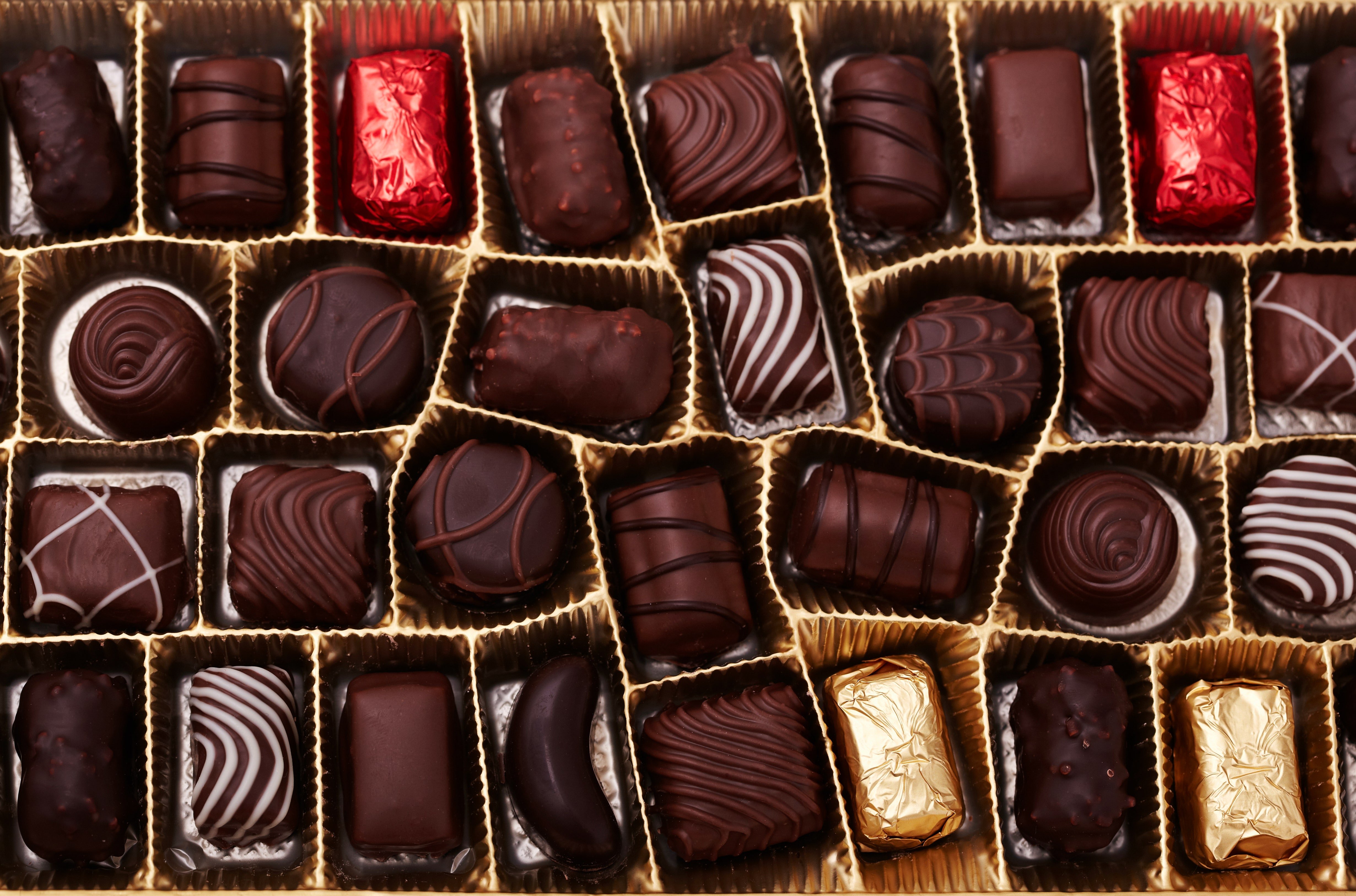 Под шоколад. Конфеты шоколад. Шоколадные конфеты на белом фоне. Шоколад картинки красивые. Шоколад на черном фоне.
