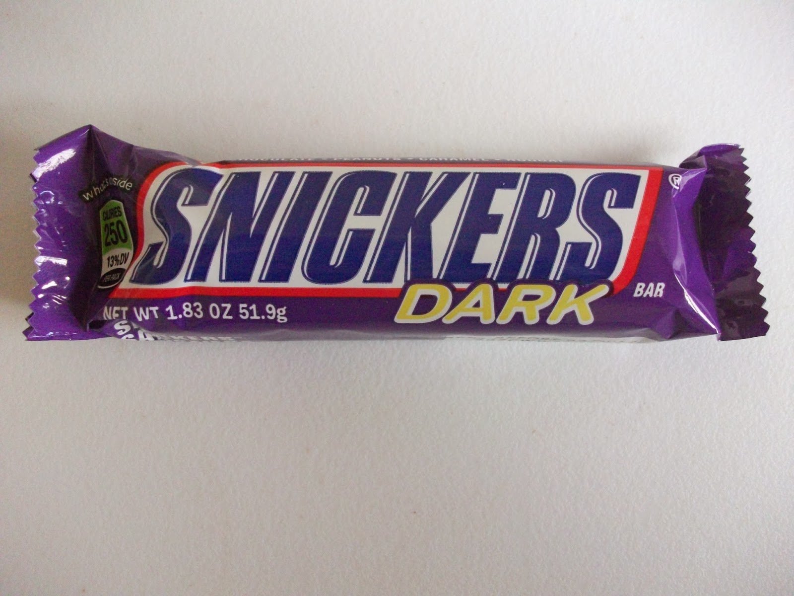 Шоколадка сникерс с именами. Snickers дарк. Шоколадка snickers Dark. Snickers Dark конфета. Сникерс темный шоколад.