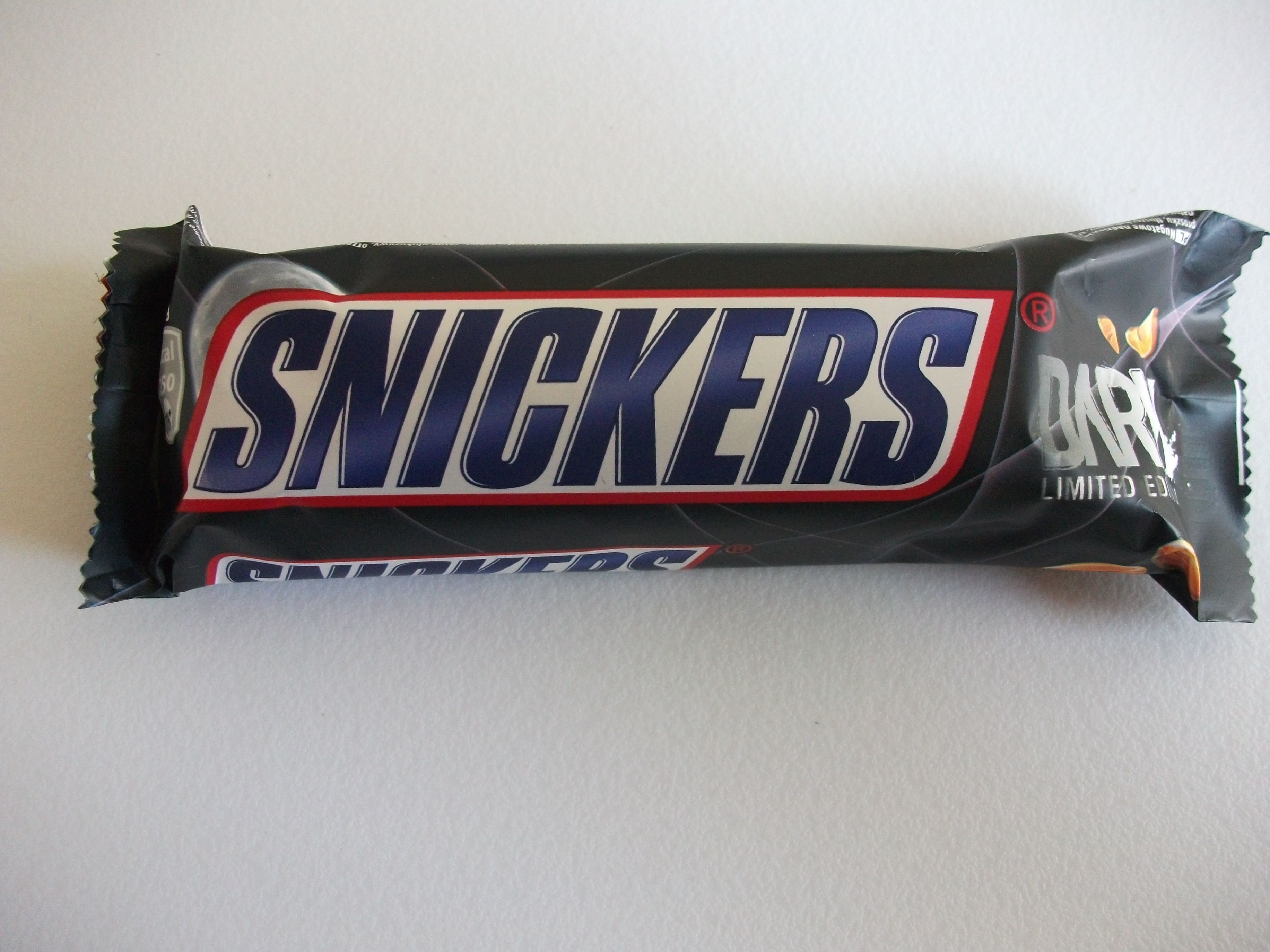 Dark limited. Сникерс Limited Edition. Шоколад Сникерс дарк. Сникерс темный шоколад. Сникерс Сникерс шоколад.