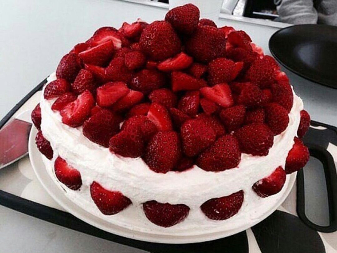 Сердце из клубники на торте