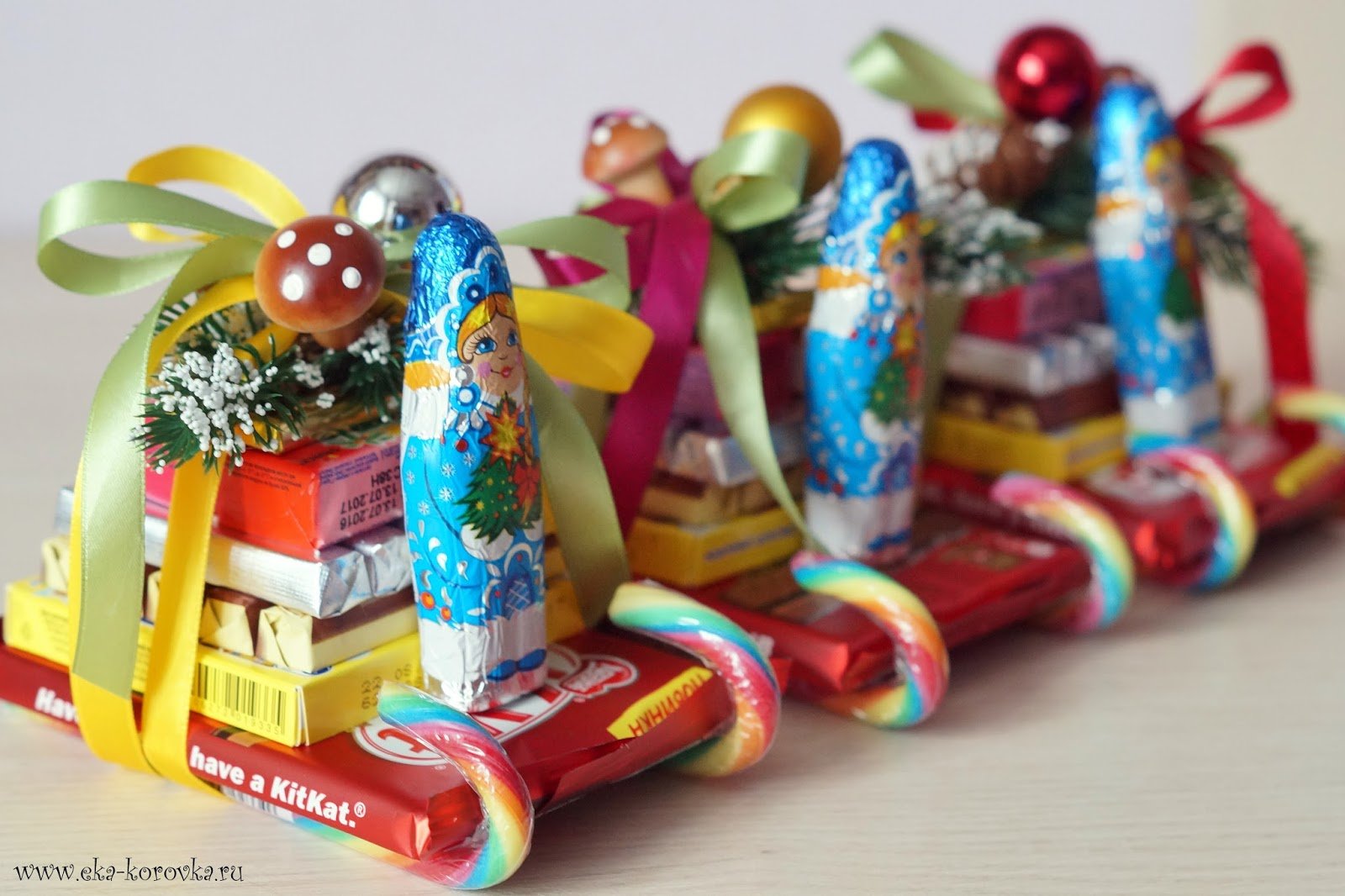Подарок ребенку россия. Новогодние сладкие подарки. Сладкий подарок на новый год. Новогодние подарки конфеты. Сладкие подарки для детей.
