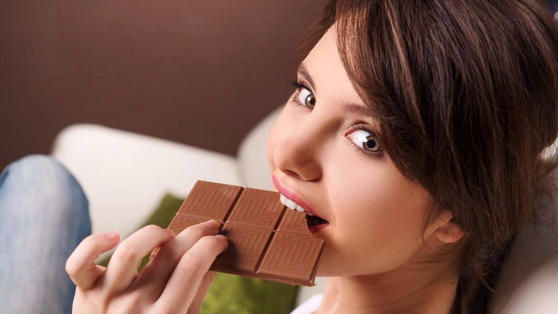 Шоколад есть всегда. Девушка в шоколаде. Девушка с шоколадкой. Ест шоколад. Девушка ест шоколадку.