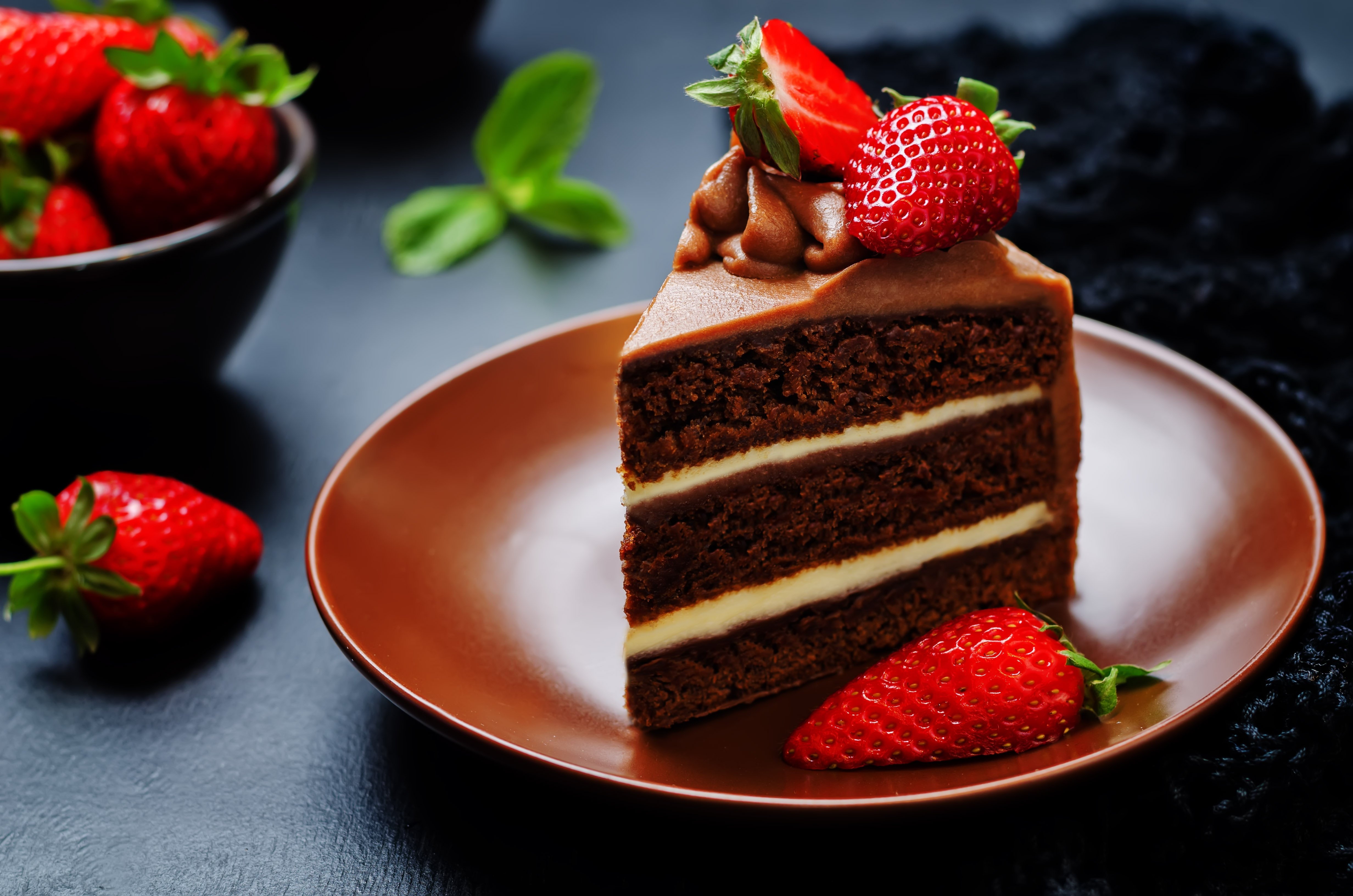 Кусочек прекрасного. Кусок торта. Шоколадный торт. Пирожное с клубникой. Торт с клубникой.
