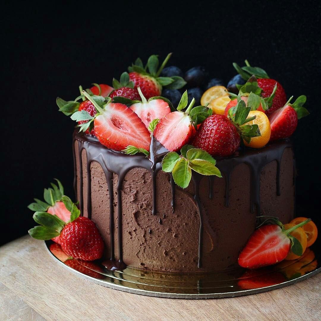 Клубничное шоколадный тор