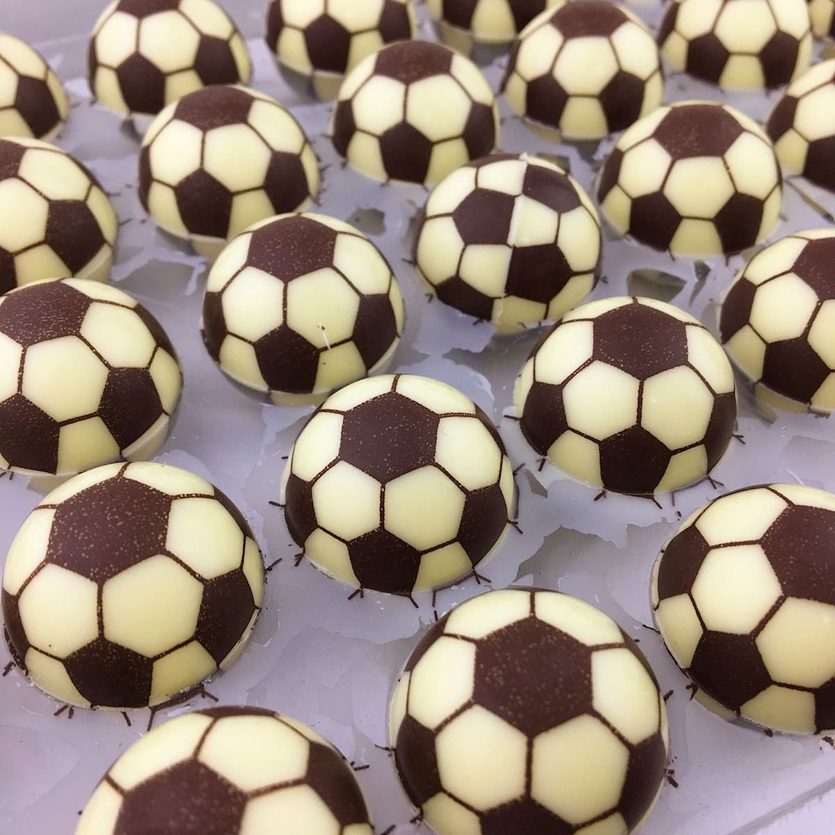 Футбольный мяч из шоколада