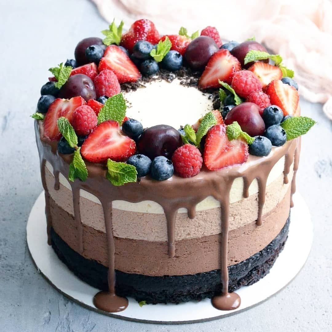 Торт украшенный голубикой и шоколадом