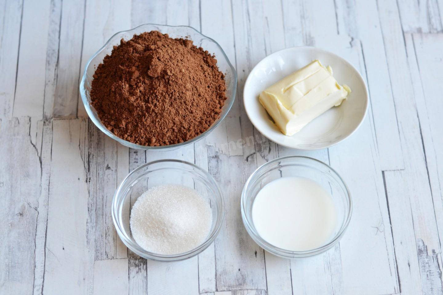 Глазурь молоко сахар масло. Ингредиенты для шоколада. Ингредиенты для приготовления шоколада. Ингредиенты для какао. Ингредиенты для домашнего шоколада.