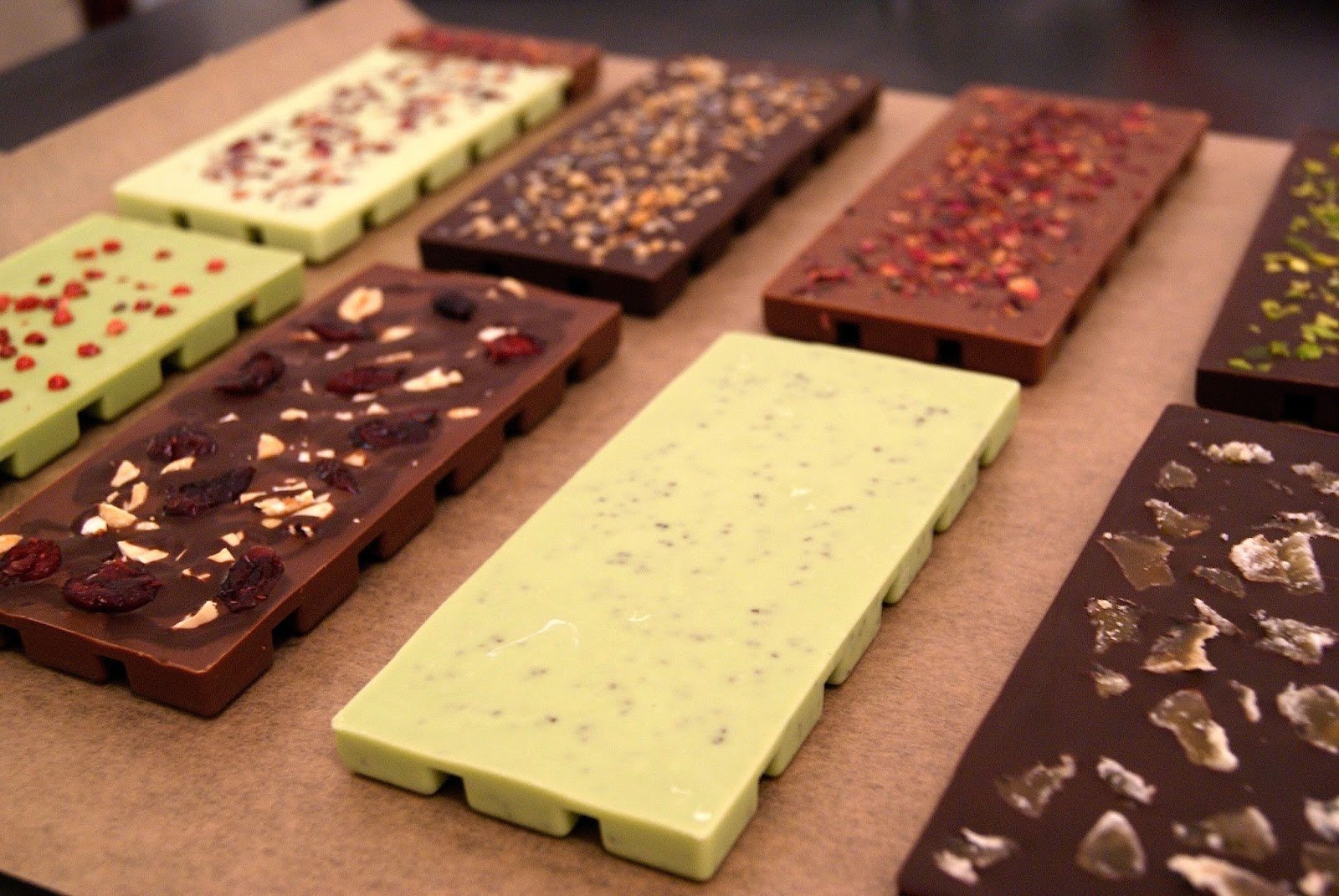 Маленькая шоколадная фабрика. Плитка шоколада. Шоколадная плитка. Шоколадные плитки с начинкой. Шоколад с наполнителем.