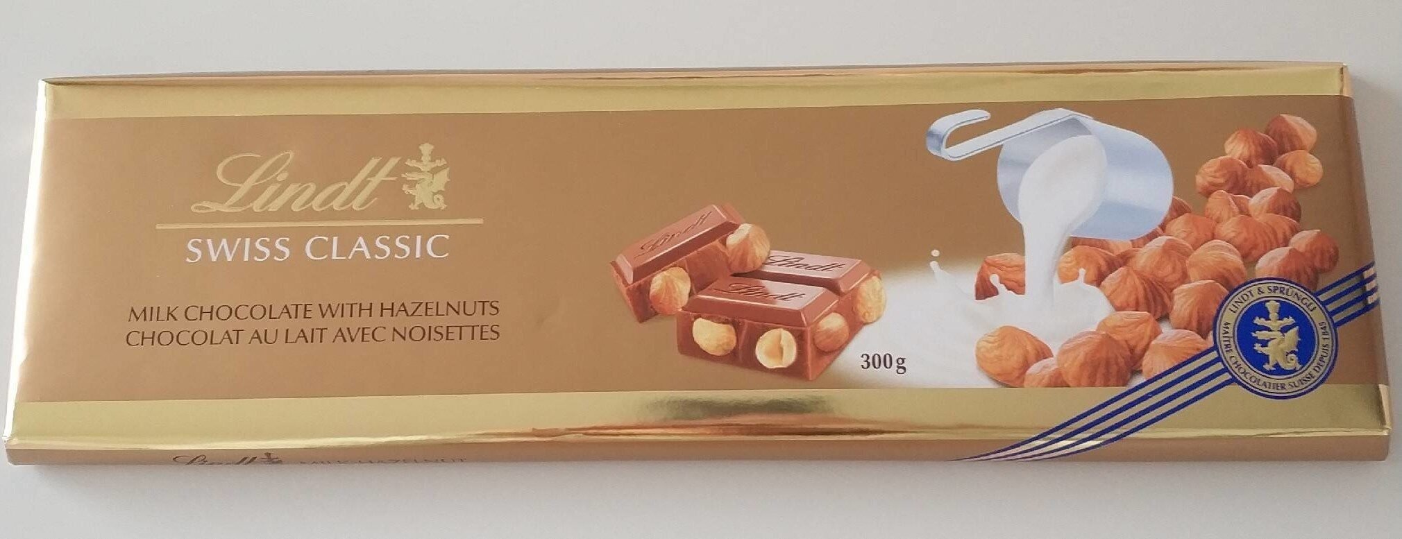 Шоколад Lindt Swiss Premium молочный с цельным фундуком