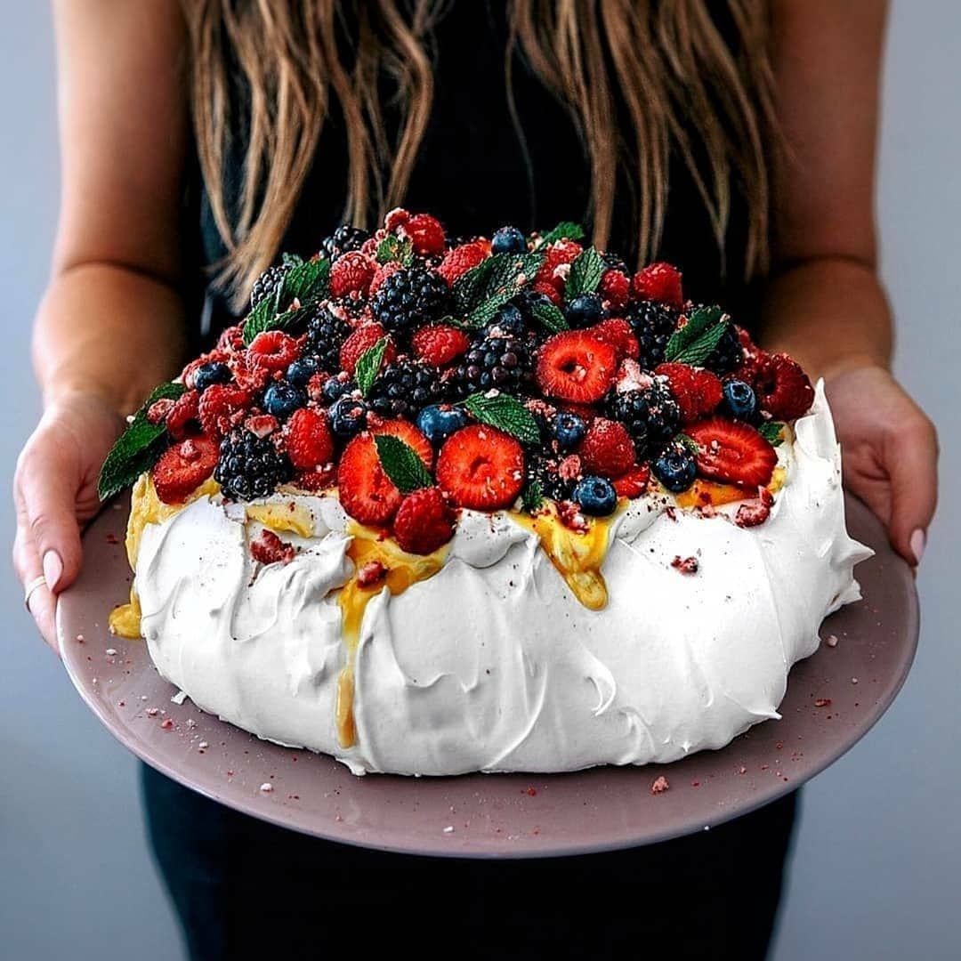 Клубничное конфи и лимонный курд в торте